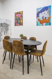 a black dining room table and chairs in a room at Napolidays Rua Catalana Apartment in Naples