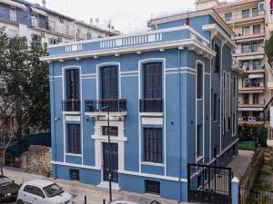 un edificio blu sul lato di una strada di Villa Clio, a Luxury Collection a Salonicco