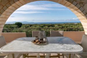 una mesa en un balcón con vistas al océano en Villa Sar, a Cretan Private Retreat, en Kambánion