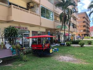 una carrozza rossa di fronte a un edificio di Beachfront Family room, Relax & Sunbathe 5 guests a Ban Chak Phai