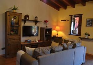 - un salon avec un canapé et une télévision dans l'établissement Sombra del Laurel, à Valleseco