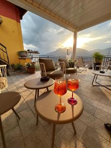 twee wijnglazen op een tafel op een patio bij Hotel Pace in Brenzone sul Garda