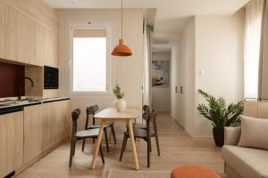 a kitchen and dining room with a table and chairs at Líbere Bilbao Ledesma in Bilbao