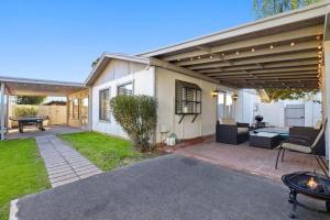 een huis met een patio met een luifel en een tafel bij Private Desert Oasis • Home Away From Home in Glendale