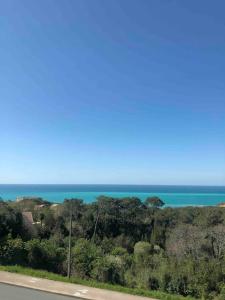 una vista del océano desde el lado de una carretera en Appartement vu sur mer Bidart, en Bidart