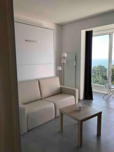 Una sala de estar con un sofá y una mesa de café. en Appartement vu sur mer Bidart, en Bidart