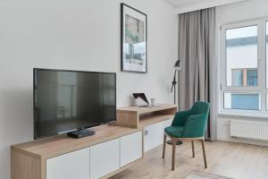 En TV eller et underholdningssystem på Stylish Apartment Na Grobli with Balcony by Renters