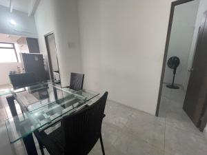 una mesa de cristal y sillas en una habitación en Apartamento cómodo , céntrico y bien ubicado Apto 402, en Medellín