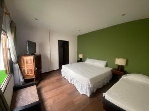 Ein Bett oder Betten in einem Zimmer der Unterkunft Hotel 1915 INN & SUITES