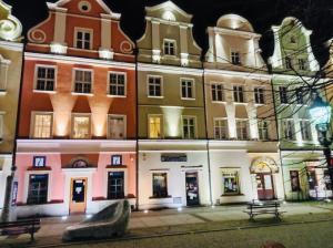 un groupe de bâtiments de nuit dans une rue dans l'établissement Apartament na Starym Mieście, à Bolesławiec
