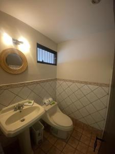 Ein Badezimmer in der Unterkunft Hotel 1915 INN & SUITES