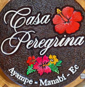 - un gâteau au chocolat avec des fleurs en haut dans l'établissement Casa Peregrina, à Ayampe
