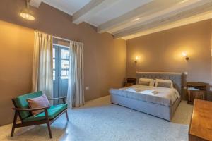Postel nebo postele na pokoji v ubytování Stylish Retro Suites