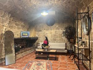 TV a/nebo společenská místnost v ubytování Bab El Mina guest house Byblos