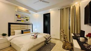 ニューデリーにあるBluO 3BHK - M Block Mkt-Balcony, Lift, Parkingの大きなベッドと机のある寝室 +5枚の写真