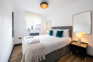 Ένα ή περισσότερα κρεβάτια σε δωμάτιο στο Luxurious two-bed stay: MCR (with parking)