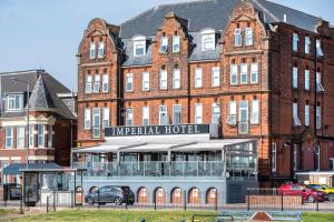un gran edificio de ladrillo rojo con un hotel en Imperial Hotel, en Great Yarmouth