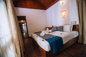 Ein Bett oder Betten in einem Zimmer der Unterkunft Elixir Woods Luxury Resort And Spa, Munnar