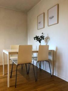 einem Esstisch mit 2 Stühlen und einer Pflanze in der Unterkunft Great 1 bedroom apartment in Lidingö in Kottla