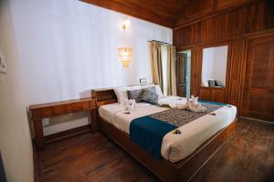 Ein Bett oder Betten in einem Zimmer der Unterkunft Elixir Woods Luxury Resort And Spa, Munnar