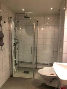 a bathroom with a shower and a toilet and a sink at Great 1 bedroom apartment in Lidingö in Kottla