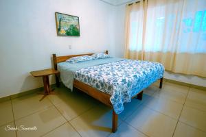 1 dormitorio con 1 cama con manta azul y ventana en 1 Large beautiful poolside condo with AC! Great Location!, en Carrillo