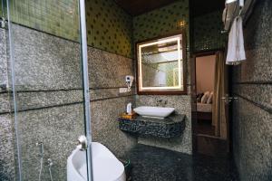 Ein Badezimmer in der Unterkunft Elixir Woods Luxury Resort And Spa, Munnar
