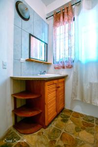 uma casa de banho com um lavatório e um espelho em 1 Large beautiful poolside condo with AC! Great Location! em Carrillo