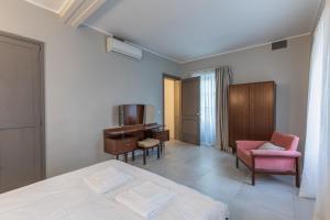 TV a/nebo společenská místnost v ubytování Stylish Retro Suites