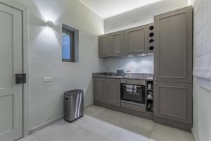Kuchyň nebo kuchyňský kout v ubytování Stylish Retro Suites