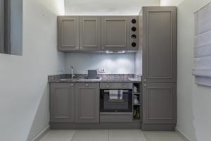 Kuchyň nebo kuchyňský kout v ubytování Stylish Retro Suites
