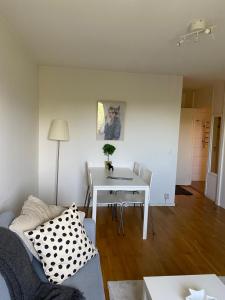 a living room with a table and a couch at Cozy 1 bedroom flat on Lindingo in Kottla