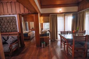 Ein Bett oder Betten in einem Zimmer der Unterkunft Elixir Woods Luxury Resort And Spa, Munnar