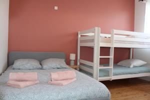 - une chambre avec des lits superposés et des oreillers roses dans l'établissement Maison à 7 min à pied de la Côte des Basques (océan), à Biarritz