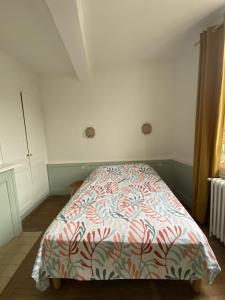 a bedroom with a bed with a colorful comforter at ED22 L'Eudoise grande maison de ville in Eu