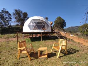 Kodai Glamp في كوديكانال: كرسيين وخيمة القبة مع طاولة وكرسيين