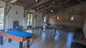 ein Tischtennisraum mit einer Tischtennisplatte in der Unterkunft A Gaillut in Caupenne-dʼArmagnac