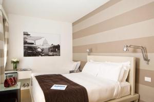 เตียงในห้องที่ Via Del Corso Home Roma