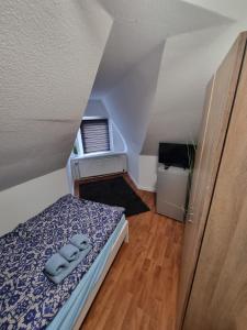 een kleine slaapkamer met een bed met 2 kussens erop bij Gästewohnung in der Nähe zum CentrO, DGre in Oberhausen