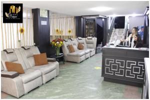 a salon with chairs and a woman in a mirror at Hotel el Duque Internacional in Bogotá