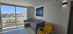 Ein Sitzbereich in der Unterkunft Sea side apartment one step to the beach-By Amdar Holiday Apartments