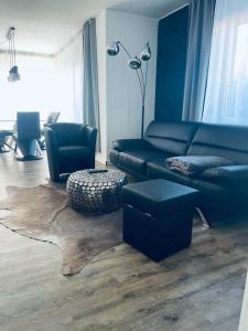 uma sala de estar com um sofá e uma mesa em Apartment 110qm 3 Schlafzimmer 1 Wohnzimmer Garten em Wilhelmshaven