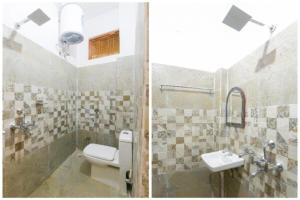 een badkamer met een toilet en een wastafel bij GRG Mahadeva Homes Guest House Prayagraj in Prayagraj