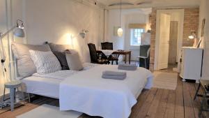 uma sala de estar com uma cama branca e um sofá em Store Ejlstrup Bed & Breakfast em Odense