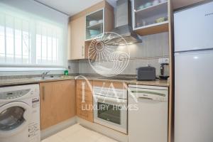 Kuchyňa alebo kuchynka v ubytovaní Casa Rafael Ivan Luxury Homes 11ªPlta Sur 1ªLínea