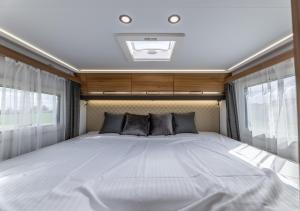 Ένα ή περισσότερα κρεβάτια σε δωμάτιο στο Campiri Base Prague - motorhomes & RVs rental company