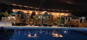 um resort com piscina à noite em 3S Farm and Resort 