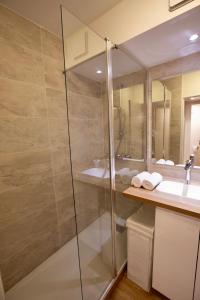 クルブヴォアにあるStudio pour séjours d’affaires à La Défenseのバスルーム(ガラス張りのシャワー、シンク付)