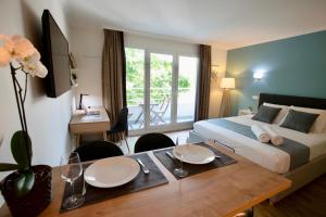 1 dormitorio con 1 cama y 1 mesa con comedor en Studio pour séjours d’affaires à La Défense, en Courbevoie
