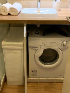 lavadora bajo una encimera con fregadero en Studio pour séjours d’affaires à La Défense, en Courbevoie